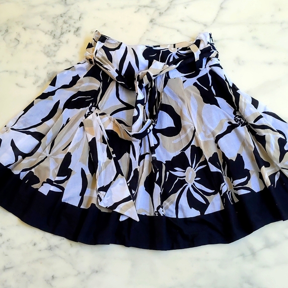 NWOT. The Limited 100% Cotton Color Floral Pattern Skirt w/lining, pockets,belt. - Picture 2 of 8